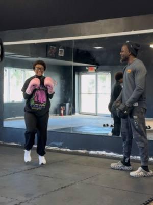 starting to get the hang of this 🙂‍↕️ today's therapy was great! #boxing🥊 #boxinggym #boxinggirls #fitnessmotivation #gymgirls #fitness #inspo #gymshark66 #gymshark #gymsharkwomen #fyp #paratii #latina 