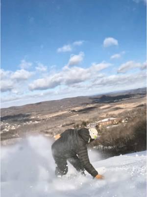 If you guessed Zero-G yesterday.... you were right! 🎉 Make sure you get out there and enjoy some turns down this fan favorite trail located at Vernon Peak.  🏂 @kai_stendel #mountaincreek #newjersey #winter #snowboarding 