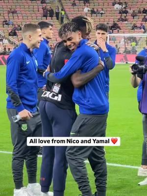 Nico Williams catching up with his Spain teammates from Barcelona 😅 Via/ig: @athleticclub #barcelona #nicowilliams #lamineyamal #spain #daniolmo 