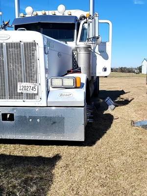 Always something 😠 KW won't start! #kw #peterbilt #w900 #379 #starter #stepdeck #trucklife #truckerswife @AlecHughes 