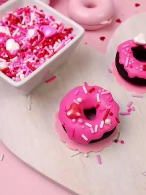 💕💖 Love is in the air… and on our donut cake pops! 🍩💕 This adorable donut-shaped cake pop was created using our perfect for Valentine’s Day Donut Shaped Cake Pop Mold, beautifully decorated by @Berryniceberries 🍓  #mylittlecakepop #mylittlecakepopmolds #cakepops #MyLittleCakepopMolds #CakePopMolds #CakePopIdeas #CakePopTutorials #ValentinesDay #donut #donutcakepops #pinktreats 