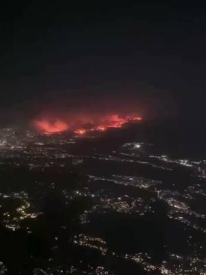 Scary footage aboard a flight shows the fiery disaster in Los Angeles as thousands of acres of land continue to burn. #losangeles #palisadescalifornia #plane #fire