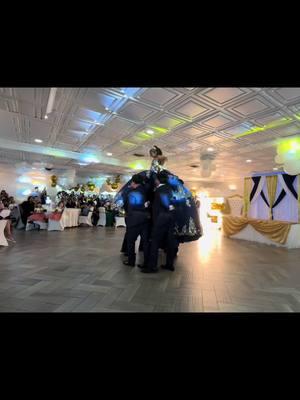 One of my fav vals ❤️ can never go wrong with this song 🥰 Scarlett’s XV 💙✨ . . . #performance #quince #quinceañera #choreography #15 #fyp #xv #gold #blue #royalblue #lifts #cargadas #vals #waltz #todocambio #suits #chambelanes #viral