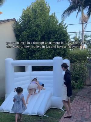 A bounce house for birthdays, playdates, and 𝘦𝘷𝘦𝘳𝘺 day in between. Looks cute, sets up easy, and stashes away when you’re done. Backyard bliss? Say less! 😍 @heathersummers #momlife #playsmol #playsmoldreambig #aesthetic #bouncehouse 