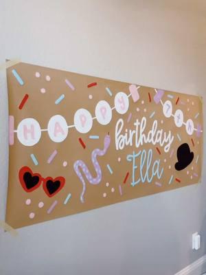 always love a taylor themed birthday!!!💋✨🎂🐍 #brownpaperbanner #bannerpainting #paintwithme #birthdaybanner #taylorswift #erastour 