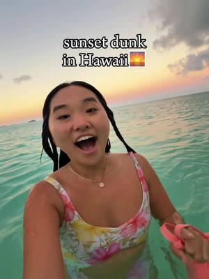 sunset dunk in Hawaii🌅🌊 #hawaiisunset #sunsetdunk #oceanvlog #livinginhawaii #hawaiilife 