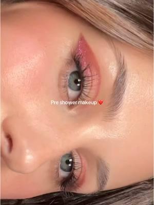 Yeux Paint always inspires us to step outside of our makeup comfort zone.  Shades used are Yeux Paint Rose d'Aurore and Bisou Jelly Aïssa 🩷 #violettefr #vfr #frenchgirlmakeup #yeuxpaint #bisoujelly 