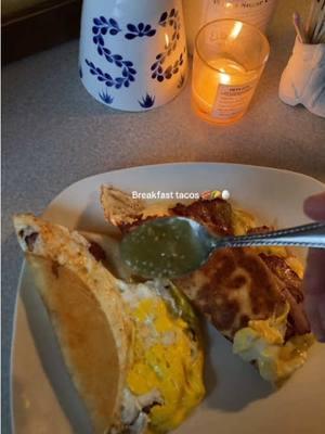 I was craving some breakfast tacos this morning😋 #breakfast #tacos #breakfasttacos #easybreakfast #collegemeals #collegebreakfast  @Herdez Brand 