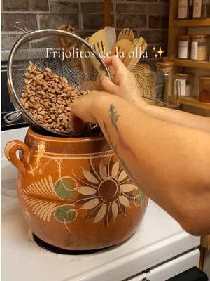 Frijoles de la olla 😉 #spanishtiktok #mexicanstyle #mexicantiktok #artesaniasmexicanas #paratiiiiiiiiiiiiiiiiiiiiiiiiiiiiiii #fyp #mexicana #olladebarro #frijolesdelaolla 