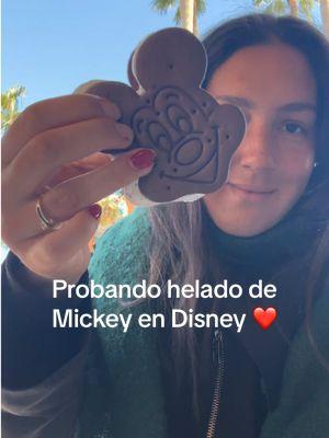 Probando el helado sandwich galletita de #disney uno de mis prefes! Ver hasta el final para la review de juan 🤬🤬🤬 #universalstudios #mickey #helado #review #waltdisney 