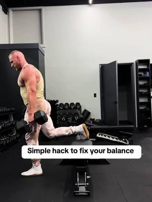 Why no one ever show me this #fitnesshack #splitsquat #balance #funnytiktok #pranktok #gotyousuckers #GymTok #chestpress 