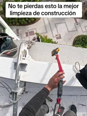 Una limpieza final a ventanas de construcción 🦺 no se lo pierdan @Supreme Windows Cleaning #sprat #reparacion #construccion #limpieza #cleaning #windowscleaning #cubanos 