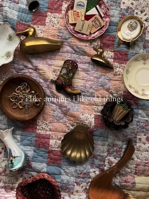 i admire my room pretty often🧺🖼️🕯️ #antique #thrift #decor #roomdecor #trinketdish #trinket #thrifteddecor #roomdecor #antiqueroom #antiquedecor #thrifthaul 