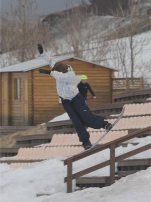 @Birkir georgsson 🍦🐖✨ #yessnowboards #snowboardingisfun #foru #nosepress #los3rs #yeswearealllos3rsnow 