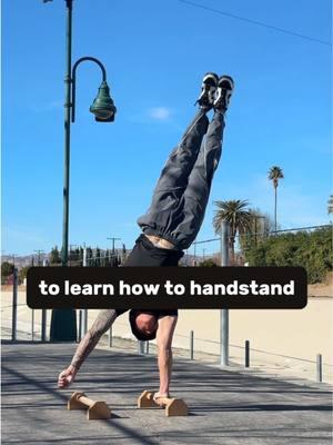 HOW TO BAIL OUT OF A HANDSTAND #calisthenicsworkout #handstandtutorial #calisthenicstraining 