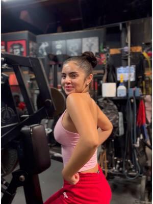 Some of Evelyn’s workouts hourglass bodddyyy♥️ @evelyn ariana ortiz ౨ৎ  #bodysbylaura#GymTok#contenido#upperbody#backworkout#diadeespalda