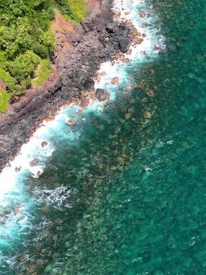 The coastline of Hana is unreal! 😍 #maui #prideofmaui #mauihi #mauihawaii #exploremaui #alohafriday #hana #roadtoahana