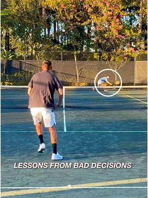 Hitting an overhead while moving forward is tricky!! I should have hit the brakes, waited a tad, and hit a high forehand volley.  High forehand volley tutorial  on Intuitive Tennis YT 👉 https://youtu.be/IMJTRYbvfcE Solutions to the most common technical problems: 👉 https://apple.co/3c5IyJp #tennistechnique #tennisplayer #tenniscoach #tenniscoaching #tennis