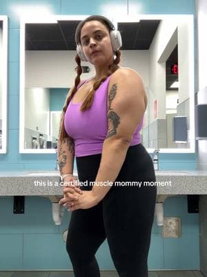 this is a certified muscle mommy moment 💪🏽🎀🌈 #musclemommy #triceps #triceppump #tricepsworkout #gymgirls #girlswhoworkout #powerliftingwomen #powerliftingtiktok #tattooedwomen #tattooed #bisexual #tattooed #girlswholift 