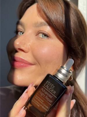 gifted by Estee Lauder  Сыворотка Estée Lauder Advanced Night Repair уменьшает морщины, улучшает упругость и увлажняет кожу на 72 часа. Она защищает от загрязнений, выравнивает тон и подходит для всех типов кожи, включая чувствительную✨ Estée Lauder Advanced Night Repair serum reduces wrinkles, improves firmness, and provides up to 72 hours of hydration. It protects against pollution, evens skin tone, and is suitable for all skin types, including sensitive skin. ✨ @Estée Lauder #advancednightrepair #thenightclub #skincare #esteelauder #Ad #esteepartner #gifted_by_esteelauder 