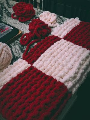 Valentines chunky knit blanket complete and ready to ship! #barnwoodblankets #richmondky #chunkyknitblanket #garterstitch #homedecor #knitting #checkeredblanket 