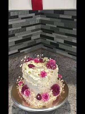 El pastel que te recuerda que a los 20s apenas floreces 🥰 Estoy amando estos pasteles con flores naturales! 😍  Por más clientes que me pidan así!!  #alebakery #20scake #fyp #chantilly #flores 