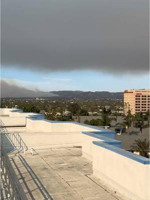 Taken from #marinadelrey Left #palisadesfire right #eatonfire #wildfires #smoke #air #news #foryourpage #pacificpalisades #losangeles #eatoncanyon #altadena 