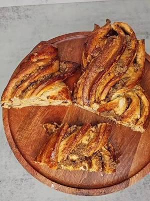 Trenza de Canela 🥖Ingredientes : Para la masa 80 lo de agua tibia 100 no de leche tibia  7g de levadura 60 g de mantequilla sin sal, derretida 2 yemas de huevo 430 g de harina de trigo  50 g de azúcar morena 1 pizca de sal 🥖Pasta de canela  130 g de mantequilla sin sal, a temperatura ambiente  110 g de azúcar morena  1 cucharada de canela molida  🥖Para el barniz 1 huevo batido Temperatura del horno 350 Fahrenheit/ 180 Celsius. Tiempo de horneado 30 minutos aproximadamente. ♥️ Si te gusto mi receta me ayudarías compartiéndola, guardándola y comentando🫶🏼 ♥️Si tiene alguna duda déjamelo saber en los comentarios de este video (no DM) #bakingbyshey #pasteleria #reposteria #tipsbakingbyshey #panaderia #pan #cinnamonbread #trenzadecanela #recetas 