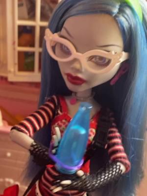 I hc that ghoulia has an insane tolerance because, well, shes undead lol #monsterhigh #dolltok #monsterhighdoll #dollskit #ponymov 