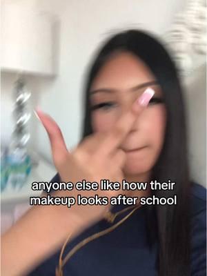 idk i like how my face looks like oily n dewy🧍🏻‍♀️#real #makeup #school #relatable #oms #fyp #ufwmanny 