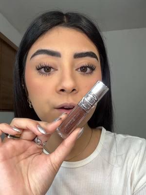 @L’Oréal Paris Saco nuevos Lip Oils!!! TONO: 510 La nuit sparkle Precio: $13.99 dólares  #lorealparis #lorealmakeup #maquillaje #productosdebelleza #productosdelabios #lipoil #aceitedelabios #brownlip #plumpinglipgloss #nuevomaquillaje #newmakeup #ultamusthaves #fentybeautydupe 