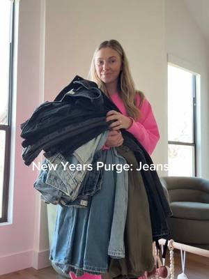 Where are your fav jeans from? I don’t want anything super baggy in the booty area! It’s so hard to find that perfect pair! #newyearsresolution #newyearsdeclutter #newyearspurge #jeans #closetpurge #jeantryon #closetcleanout @abercrombie @Good American @Levi’s  