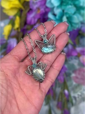 Labradorite puppy & kitty pendants 🐶🐈‍⬛🩵 wrapped in stainless steel wires 🩶⛓️ #wirewrap #wirewrapper #wirewraparist #wirewrapping #petpendant #petportrait #petnecklace #petportraits #petportraitartist #petjewelry #dogpendant #dognecklace #wirewrapdog #wirewrapcat #catpendant #catjewelry #catnecklace 