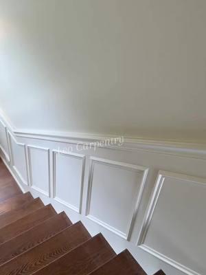 Paneles decorativos en pared de escaleras. Míralo hasta el final y no olvides de seguirme para más vídeos. Saludos y bendiciones #construction #woodworking #parati #carpentry #ftp #tips 