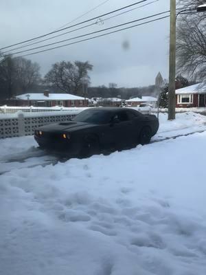 Challenger en la nieve. Challenger in the snow #snow #smowday #challenger #dodge @johnnygonzalez114 #cubanos #cubanosporelmundo 