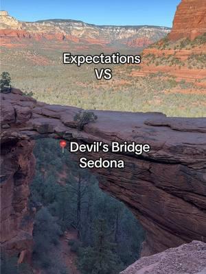 Devil’s Bridge in Sedona is absolutely stunning, but here’s what you need to know before you go! Arrive super early—by 6 AM—because the parking lot fills up fast. We got there around 8 AM and had to wait 45 minutes just for parking. The hike is about 4.6 miles round trip, and it took us 1 hour to reach the top. When we arrived, there was already a long line to take a picture on the bridge. Don’t forget to bring a jacket because it gets really cold up there. Despite the wait, the views are breathtaking and absolutely worth the trip! #sedona #bridge #sedonaarizona #arizonacheck #Hiking #adventure #expectativavsrealidad #paratii #fyp #redrock #az 