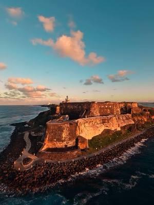 Hermoso atardecer en el morro de Puerto Rico.  🔥🇵🇷 Video por @EstebanDanielPhotography   #puertorico #elmorro #oldsanjuan #viejosanjuan 