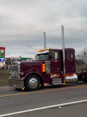 Strutting through town 😎 #fyp #i5chrome #peterbilt #foryoupage #chickenlightsandchrome #pnw @Colten Wold 