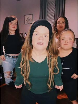 @_simply.Liana @Cassandra Davis @Olivia Rasa #achonextreme🖤💪🏻 #_hippiehellion🖤 #kriskris🖤💚 #tintingz🖤💚 #fypシ #achondroplasia #dwarfism #friends 