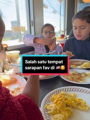 Salah satu tempat sarapan fav di 🇺🇸 🥰 #anakbule #tinggaldiamerika #mixmarriage #tinggaldiluarnegeri #fyp #pov #suamibule #blasteran #lifewith4kids #wafflehouse @Waffle House 