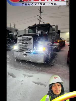 Juanito listo para arrancar su día y desafiar el frío y nieve a su paso... #dieseltruck #18wheeler #flatbedtrucker #juanitothebabytrucker #juanitoelmamado #truckerlife #freightliner #truckerlife #purosanluispotosi #asieselpedo #yakekis #Jakebrake 