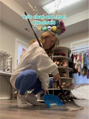 guess what my AirPods were playing… hint while I’m sweeping! 😏👀🧹 🫧#laurelscharactersandco #studioreset #dayinthelife #CleanTok #readyfortheweek 