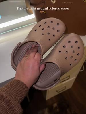 Son súper bonitos 🧸✨#crocs #brown #browngirl #neutralaesthetic #pantuflas #slippers #comfort #zapatos #shoes 