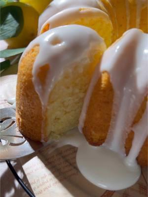 It's citrus season 🍋 #lemonbundtcake #lemondessert #lemonbakes #lemon #bundtcake #bundt #easycake #onebowlrecipe 