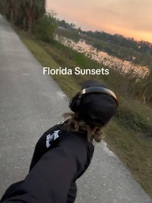 Getting to move my body and enjoy these sunsets makes my day, ai am so lucky! 🌞🏃🏼‍♀️🌴🤞🏼🌅🤭 #sunset #blessed #lucky #cheers #cheersitsautumn #Running #runnertok #hgw #fyp #floridasunsets #florida 