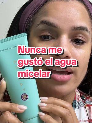 Yo no sé si soy la única pero nunca me gustó mucho el agua micelar.🙈✨ Precisamente porque nunca sentí que me retirara bien el maquillaje. Y ahora menos que me estoy maquillando mucho más y con más capas y pasos. ✨Esto es lo que estoy haciendo actualmente chicas como la beauty freak que soy, jajaja. Pero puedes lograr una buena limpieza con un buen desmaquillante, luego tu jabón limpiador y entonces al final el agua micelar o un tónico. Aquí la lista de lo que usé: Farmacy Green Clean Makeup Meltaway Cleansing Balm @Farmacy Beauty  Dr. Dennis Gross Vitamin C Lactic Creamy Cleansing Oil @Dr. Dennis Gross Skincare  Tatcha - The Matcha Cleanse Daily Clarifying Gel Cleanser @Tatcha  Dermalogica Daily Microfoliant Exfoliator @dermalogica  Fresh - Rose & Hyaluronic Acid Deep Hydration Toner @Fresh Beauty  #desmaquillandome #desmaquillante #makeupremoval #makeupremover #farmacymeltaway #cleansingbalm #cleanskincare #aguamicelar #micelarwater #skincaretips #skincareviral #skincareviraltiktok #latinasenusa 