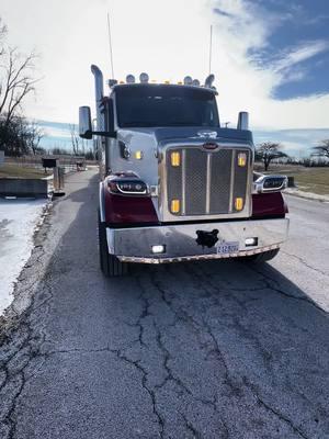 #peterbilt #semi #semitowing #towtrucks #heavyduty #heavydutywreckers #wreckerservice #diesel #dieseltrucks #tanker #logistics #hardwork #itscoldoutside #fyp #trending #workingman 