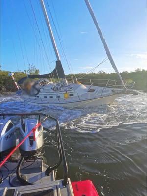 34’ Sailboat hung up on the edge of the ICW channel. Pulling the anchor with an aground boat, and ungrounding pulling & heeling from the forward quarter. The reason we don’t just do a halyard pull is because masts can break, so we reserve that for when it’s rocks, or really stuck. #captainretriever #towing #sailing #sailboat #stuck #towing #anchor #boatus #boating 