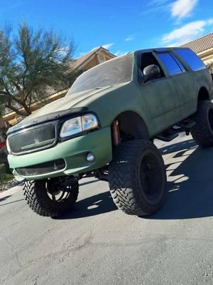 Time to bring this old school sema truck back to life. First let’s get this crap  green off.  #vegasbuilt #lifted #expedition #ford #sema2013 #sematruck #sema #lasvegas #custom #suv #green #hulk #bulletprooflift #lv @kahanu93 