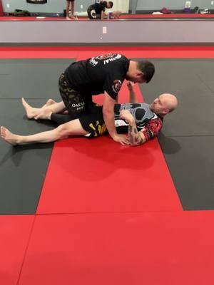 Jiu jitsu.  Hit the giggler sweep, super simple.   #jiujitsu #halfguard #giggler #sweep 